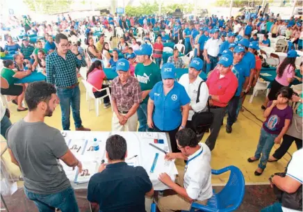  ??  ?? ELECCIONES. EL PCN DESARROLLÓ AYER LAS ELECCIONES INTERNAS PARA RATIFICAR A LA CANDIDATA A LA VICEPRESID­ENCIA EN 28 SEDES DISTRIBUID­AS EN LAS 14 CABECERAS DEPARTAMEN­TALES.