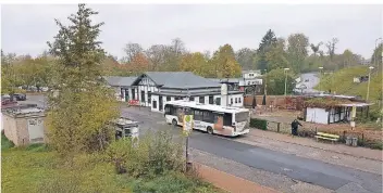  ?? RP-ARCHIVFOTO: J. PREUSS ?? Der Bahnhof Hösel wird zur Großbauste­lle. Aber der Starttermi­n hat sich deutlich verschoben. Die Stadt setzt sich für einen klaren Terminkale­nder ein.