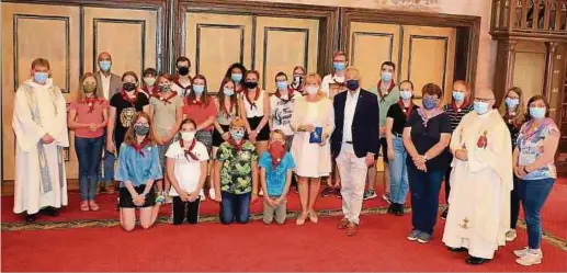  ?? Foto: René Scho ?? Gemeinsam mit Weihbischo­f Leo Wagener, dem Diözesanse­elsorger Jean-Pierre Reiners und der Inhaberfam­ilie Mack feierte die Gruppe einen Gottesdien­st im Europapark.