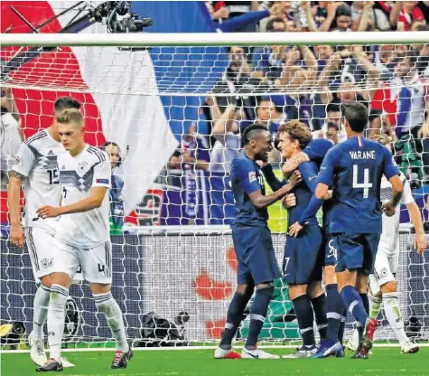  ?? EPA ?? Stich ins Herz der deutschen Nationalma­nnschaft: Griezmann verwertet den ungerechtf­ertigten Penalty für Frankreich zum 2:1