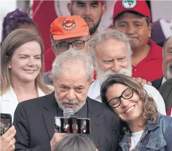  ??  ?? »El ex presidente de Brasil, Luiz Inácio Lula da Silva, habla con sus seguidores.