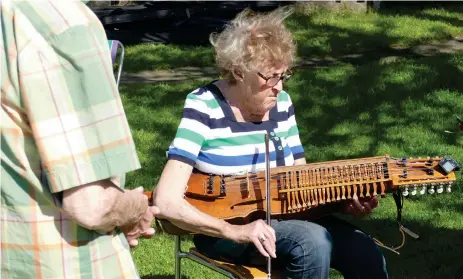  ?? Bild: MARCUS ÅLSNÄS ?? Det är Britta Österholms råd till den som vill börja spela ett instrument.