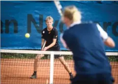  ??  ?? Kenneth Carlsen arbejder dagligt med Sebastian og de andre talenter, som han også rejser ud med.