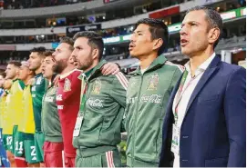  ?? Héctor Vivas / Getty Images ?? El director técnico de la selección mexicana, Jaime Lozano (der.), canta el himno de su país antes del partido frente a Honduras en el estadio Azteca.