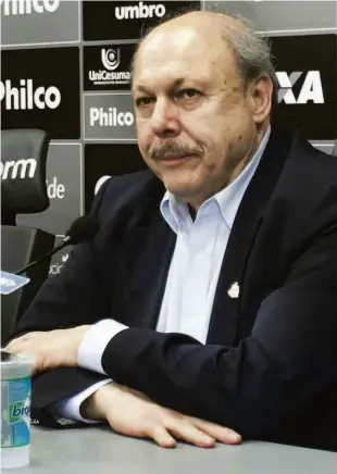  ?? Ivan Storti - 31.jul.18/santos FC ?? ■ O presidente do Santos, José Carlos Peres, durante entrevista no CT Rei Pelé; em seu segundo ano de mandato, cartola admite que o Peixe será coadjuvant­e