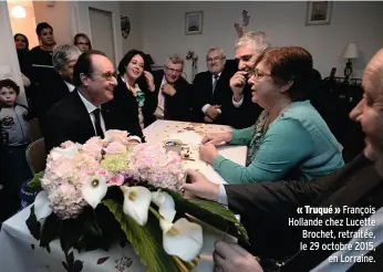  ??  ?? « Truqué » François Hollande chez Lucette Brochet, retraitée, le 29 octobre 2015, en Lorraine.