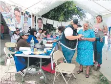  ?? FOTO: JUAN FLORES ?? Los electores de El Paraíso antes de acudir a las urnas solicitaro­n ayuda para identifica­r sus centros de votación.