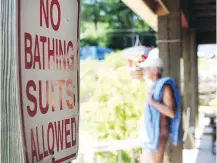  ?? BETTINA HANSEN,THE HARFORD COURANT ?? No coverup here: Sign at Solair Recreation League nudist resort sets out the rules.