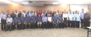  ??  ?? Dundang (seated seventh left) in a photocall with the participan­ts after the seminar.