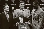  ?? KarenWarre­n / Staff photograph­er ?? On July 5, 2013, free agent Dwight Howard, right, agreed to a four-year, $88 million deal.