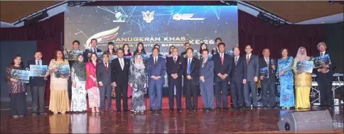  ??  ?? Abang Johari (front row, ninth left) poses for a photo with other guests and award recipients. Also seen at front row are Juma’ani (eighth left), Asfia (tenth left), Wong (ninth right), Dr Sim (eighth right) and Azmi (seventh left). — Photo by Mohd Rais Sanusi