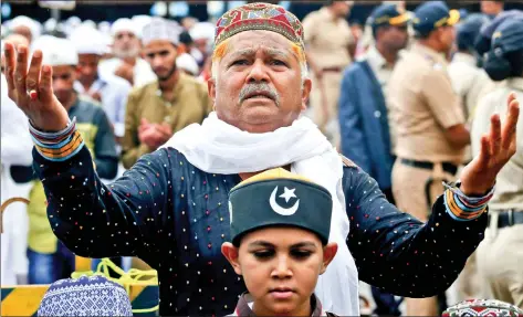  ?? REUTERS ?? A man offers Eid-ul-Fitr prayers marking the end of the holy fasting month of Ramzan outside a railway station in Mumbai on Saturday.