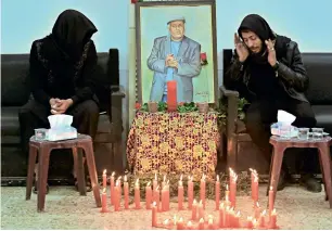 ?? AP ?? relatives of Alaa Mashzoub pray at his mourning ceremonies in Karbala. —