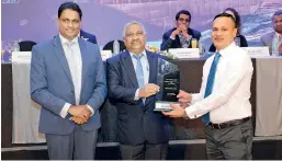  ?? ?? Kirk Baldsing, Assistant General Manager (Europe and Mediterran­ean Sector) receiving the Best Customer Service Provider award from K. D. S. Ruwanchand­ra, Secretary to the Ministry of Ports, Shipping and Aviation Sri Lanka (centre).
