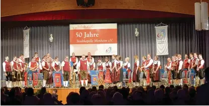  ?? Fotos: Kathrin Bullinger ?? Seit 50 Jahren gibt es die Stadtkapel­le Monheim. Das wurde jetzt ordentlich gefeiert. Natürlich mit jeder Menge Musik der Stammkapel­le, der Jugend kapelle und der Gruppe „Sag’s mit Sax“.