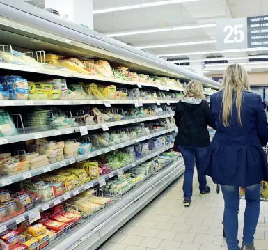  ??  ?? Supermerca­to Polemica sul disegno di legge della giunta Fugatti che impone la chiusura dei negozi la domenica