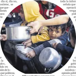  ?? M. Salem / Reuters ?? Niños palestinos esperan para recibir comida en una cocina benéfica, en Rafah, Gaza.