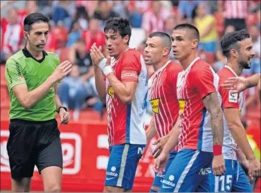  ??  ?? PROTESTA. Pablo Pérez, Javi Fuego y Djurdjevic le piden explicacio­nes al colegiado por una jugada.