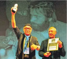  ?? FOTO: GEORG KLIEBHAN ?? Hans W. Geißendörf­er (li., hier mit Adrian Kutter) ist Mitbegründ­er des Biberacher Filmfests. Jetzt unterstütz­t er die Filmtage in Ravensburg.