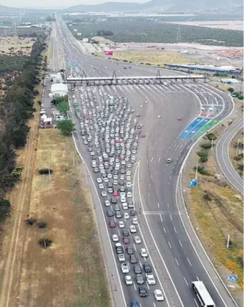  ??  ?? ► Ayer, a las 14.00, hubo congestión en la Ruta 68 por un accidente carretero.