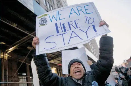  ?? GETTY IMAGES ?? Además de protestar, los inmigrante pueden tomar medidas para defenderse ante una orden de deportació­n vieja o un delito de hace años.