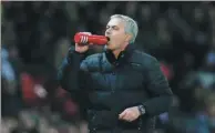  ?? ANDREW YATES / REUTERS ?? Manchester United manager Jose Mourinho refuels during his team’s victory against Tottenham earlier this month.