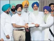  ?? SAMEER SEHGAL/HT ?? Amritsar deputy commission­er Kamaljeet Singh Sangha (2L) and Patti MLA Harminder Singh Gill (2R) handing over a cheque to a Jodhpur detainee in Amritsar on Friday as Attari MLA Tarsem Singh DC (L) looks son.