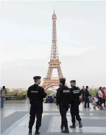  ?? Bertrand Guay/AFP ?? Policiais vigiam região de Trocadero, perto da Torre Eiffel