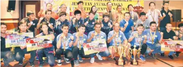  ??  ?? Sharifah Hasidah (third row, middle) and other guests pose with the winning teams.