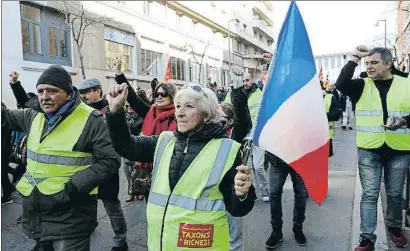  ?? CLAUDE PARIS / AP ?? Manifestac­ión, ayer, de los chalecos amarillos en París