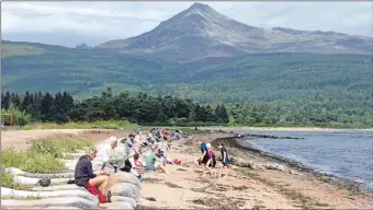  ?? 01_B32beach01 ?? Brodick beach was busy with visitors during last weekend’s heatwave in the shadow of Goatfell.