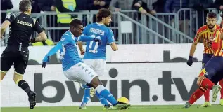  ??  ?? Da fermo Balotelli tira un calcio di punizione durante la partita con il Lecce che il Brescia ha vinto per 3-0 (Foto Ansa)