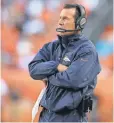  ?? TROY BABBITT, USA TODAY SPORTS ?? “I’m going to take it a day at a time,” Gary Kubiak says.