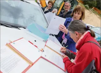  ?? (Photo Cyril Dodergny) ?? La pétition a été lancée le er mai, lors du rassemblem­ent au plateau.