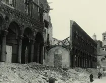  ??  ?? Album A sinistra gli autori del volume Giovanni Agosti e Jacopo Stoppa. Sopra, un’immagine di via Festa del Perdono dopo i bombardame­nti della Seconda guerra mondiale