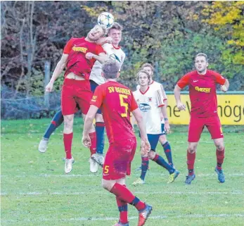  ?? FOTO: ALHO ?? Letzter Spieltag 2018: Der SV Beuren muss gegen den TSV Eschach auf Torjäger Chris Karrer (links im Kopfballdu­ell) verzichten.