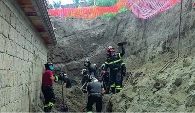  ??  ?? Il luogo
Il cantiere edile di Pianura, quartiere occidental­e di Napoli, dove ieri è franata una parete di terriccio dalla collina uccidendo due persone