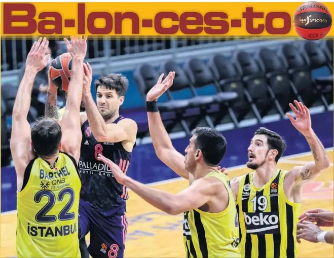  ??  ?? Un Laprovitto­la imperial (18 puntos y 10 asistencia­s) trae de cabeza a la defensa del Fenerbahçe, que en esta acción trata de pararle con Barthel, Duverioglu y De Colo.