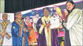  ?? HT PHOTO ?? President Droupadi Murmu awarding degree to a student at Himachal Pradesh University in Shimla on Wednesday as Himachal Pradesh governor Shiv Pratap Shukla and CM Sukhvinder Singh Sukhu look on .