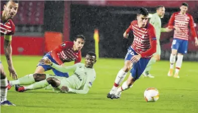  ??  ?? Alberto Soro (d), extremo del Granada, en uno de los partidos de la Europa League del presente ejercicio. ((
AGENCIAS