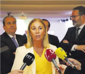  ?? CÓRDOBA ?? Amelia Martínez, ayer, al inicio del encuentro con empresario­s.