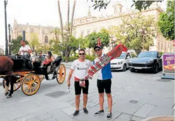  ?? // FOTOS: MARÍA GUERRA ?? Aficionado­s del Athletic Club de Bilbao pasean, ayer, por el Centro de Sevilla