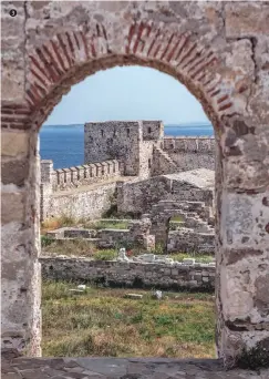  ??  ?? Bugünkü görünümünü 15’inci yüzyılda alan Bozcaada Kalesi’nin içinde sarnıç, cephanelik ve çeşme gibi yapılar bulunuyor.
Taking its current shape in the 15th century, Bozcaada Castle houses structures such as a water cistern, an armory, and a fountain.