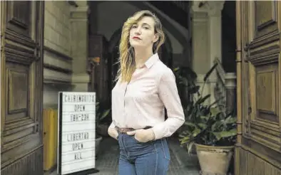  ?? ZOWY VOETEN ?? Abril Zamora, creadora y protagonis­ta de la serie ‘Todo lo otro’, posa en la entrada de un hotel de Barcelona.