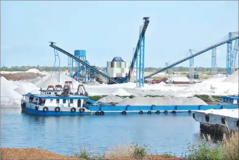  ?? MOTHER NATURE ?? Silica sand-dredging activity photograph­ed by Mother Nature activists in Sihanoukvi­lle last year.