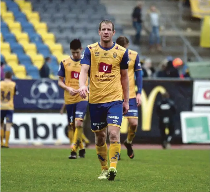  ??  ?? SKUFFET: Glenn Andersen og resten av spillerne måtte gå tomhendte av banen mot Tromsdalen. Kampen kan ha vaert kapteinens siste for klubben.