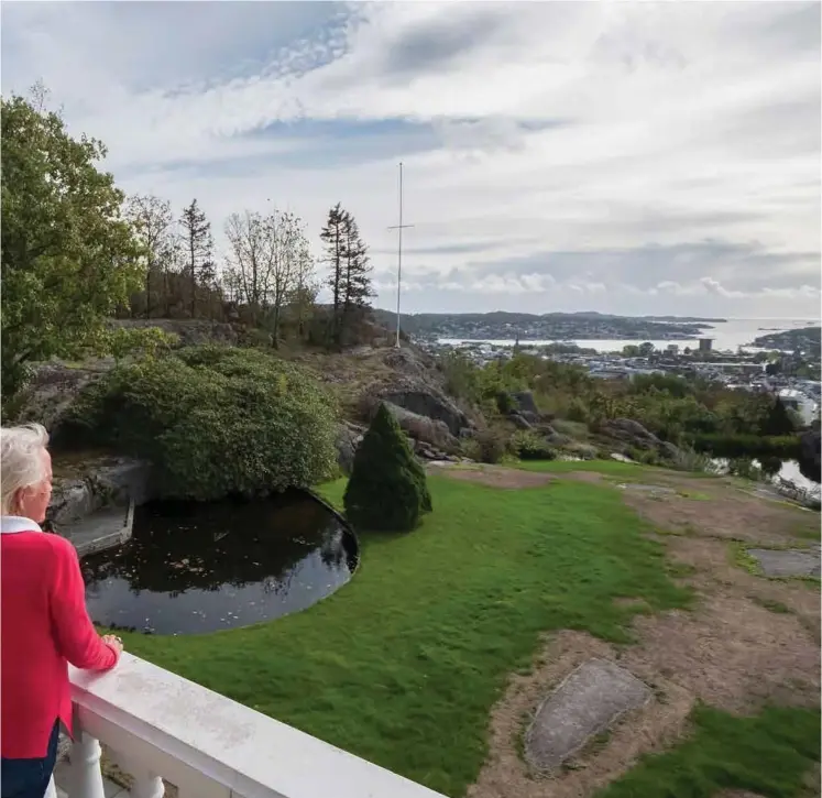  ?? FOTO:
INGAR STORFJELL ?? Daglig leder Thomas Hoel Eriksen viser en av de fremtidige beboerne Villa Mokollens storslagne utsikt over Sandefjord og fjorden.