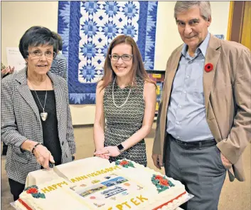  ?? DESIREE ANSTEY/ JOURNAL PIONEER ?? Nonie Fraser, left, former director of the Eptek Centre, Nikki Gallant, the site director, and David Keenlyside, the executive director of the P.E.I. Museum and Heritage Foundation, cut the 40th anniversar­y cake as part of the celebratio­n held last Sunday in Summerside.
