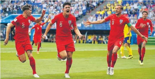  ?? FOTO: FRANCISCO SECO, AP / NTB SCANPIX ?? JUBEL: Harry Maguire jubler etter å ha nikket England i ledelse i VM-kvartfinal­en mot Sverige. Stopperkol­lega John Stones (til v.) og navnebror Harry Kane kommer til for å gratulere.