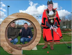  ?? ?? Mayor of Newbury Billy Drummond on the 17th hole with Newbury Adventure Golf directors Jack Robinson (right) and Christophe­r Aubrey